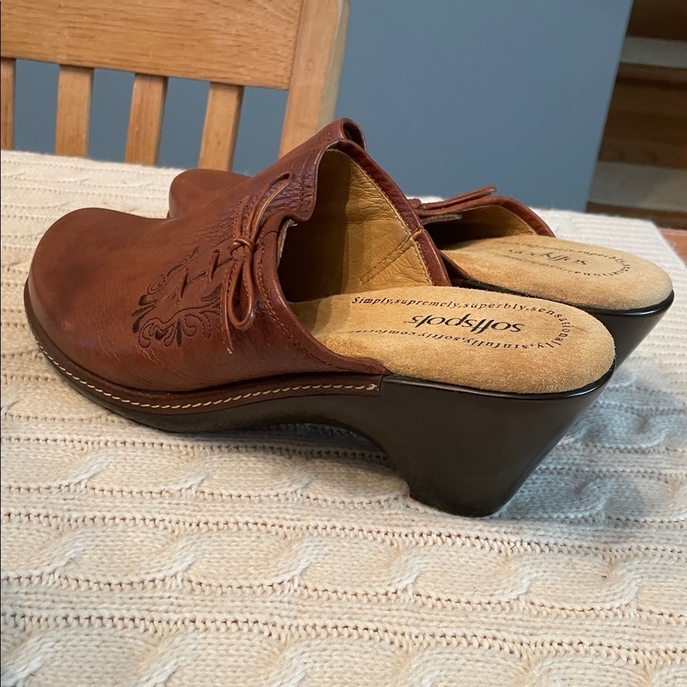 Softspots Women's Tan Leather Mules/clogs 10WW bow/embroidery detail